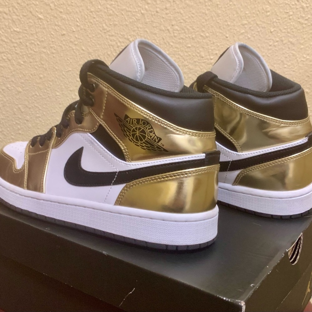 Nike Air Jordan 1 Mid SE "Metallic Gold" - Picture 6 of 16